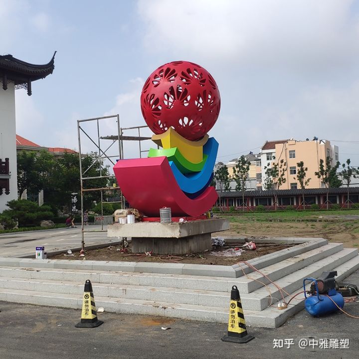 在雕塑藝術(shù)工程中，如何平衡藝術(shù)性與科技性